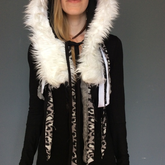 Grey Leopard Print Fringe Hood with White Fur Trim - Picture 3 of 8